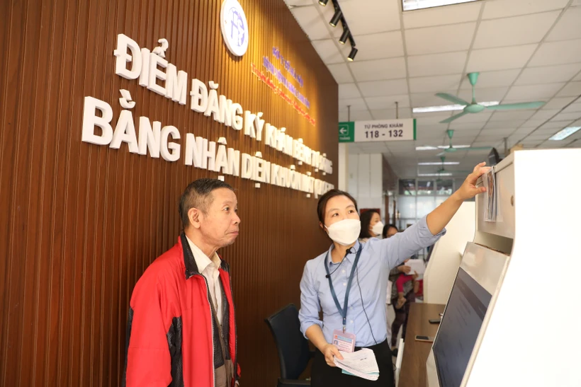 Người dân đăng ký tham gia khám chữa bệnh qua hình thức nhận diện khuôn mặt tại Bệnh viện Đa khoa Xanh Pôn Hà Nội. (Ảnh: M.Q/Vietnam+)