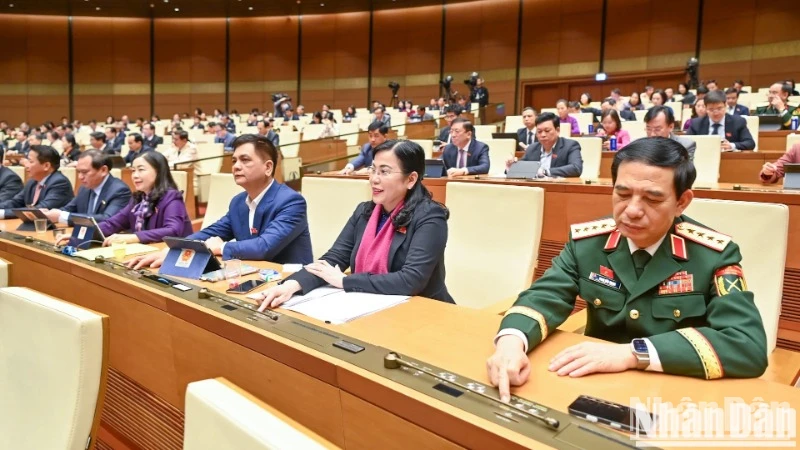 Đại biểu Quốc hội biểu quyết thông qua Nghị quyết của Quốc hội bổ sung kế hoạch phát triển kinh tế-xã hội năm 2025 với mục tiêu tăng trưởng đạt 8% trở lên. (Ảnh: DUY LINH)