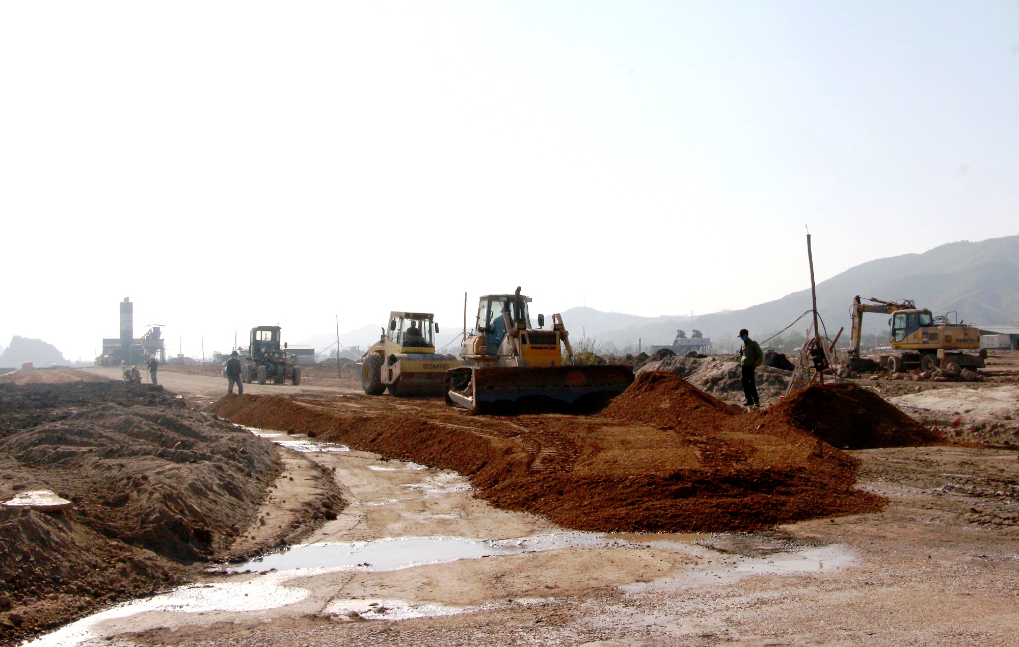 Công nhân làm việc tại Công trường thi công dự án Khu đô thị Ao Tiên trong những ngày Tết.