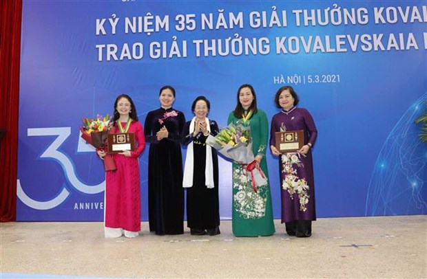 Giai thuong Kovalevskaia: Nhung nha khoa hoc nu het minh vi cong dong hinh anh 2