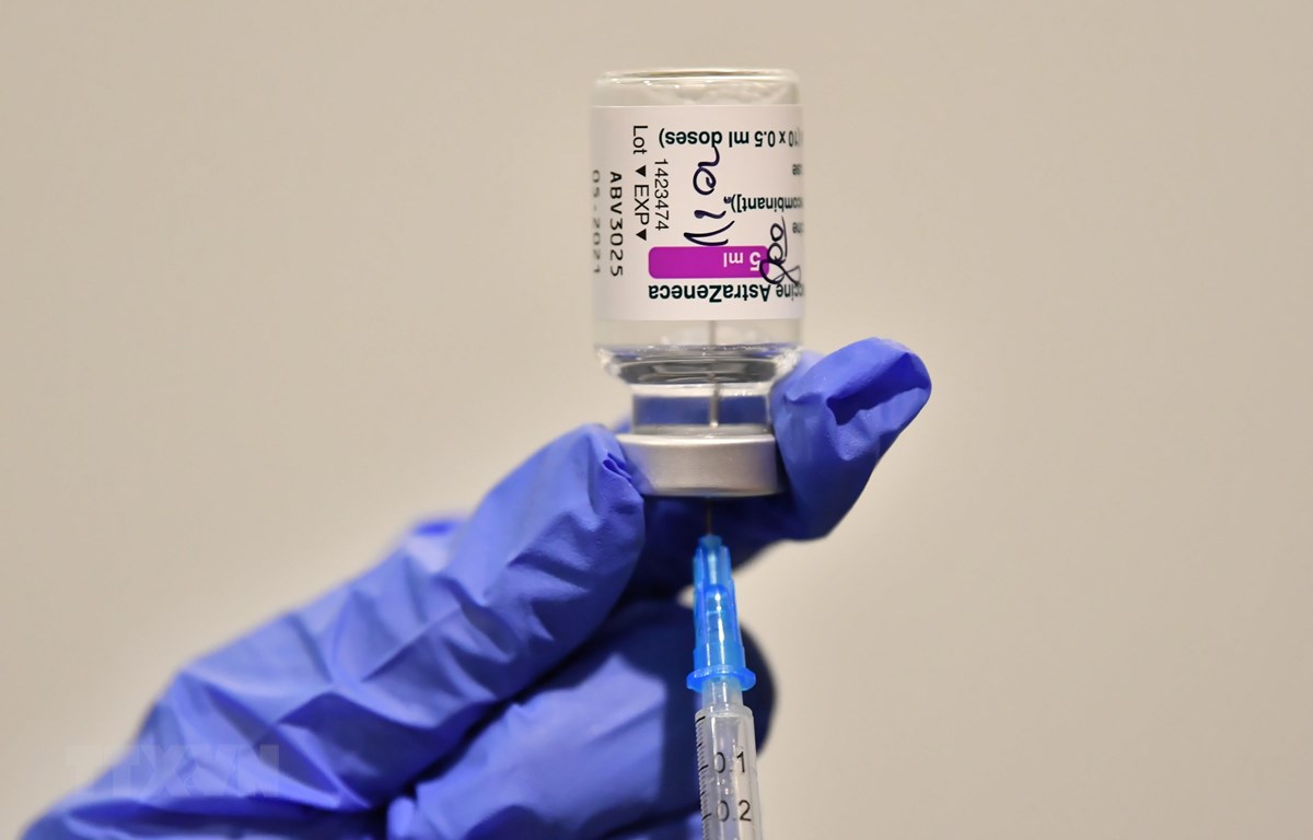 Vaccine ngừa COVID-19 của hãng AstraZeneca. (Ảnh: PAP/TTXVN)