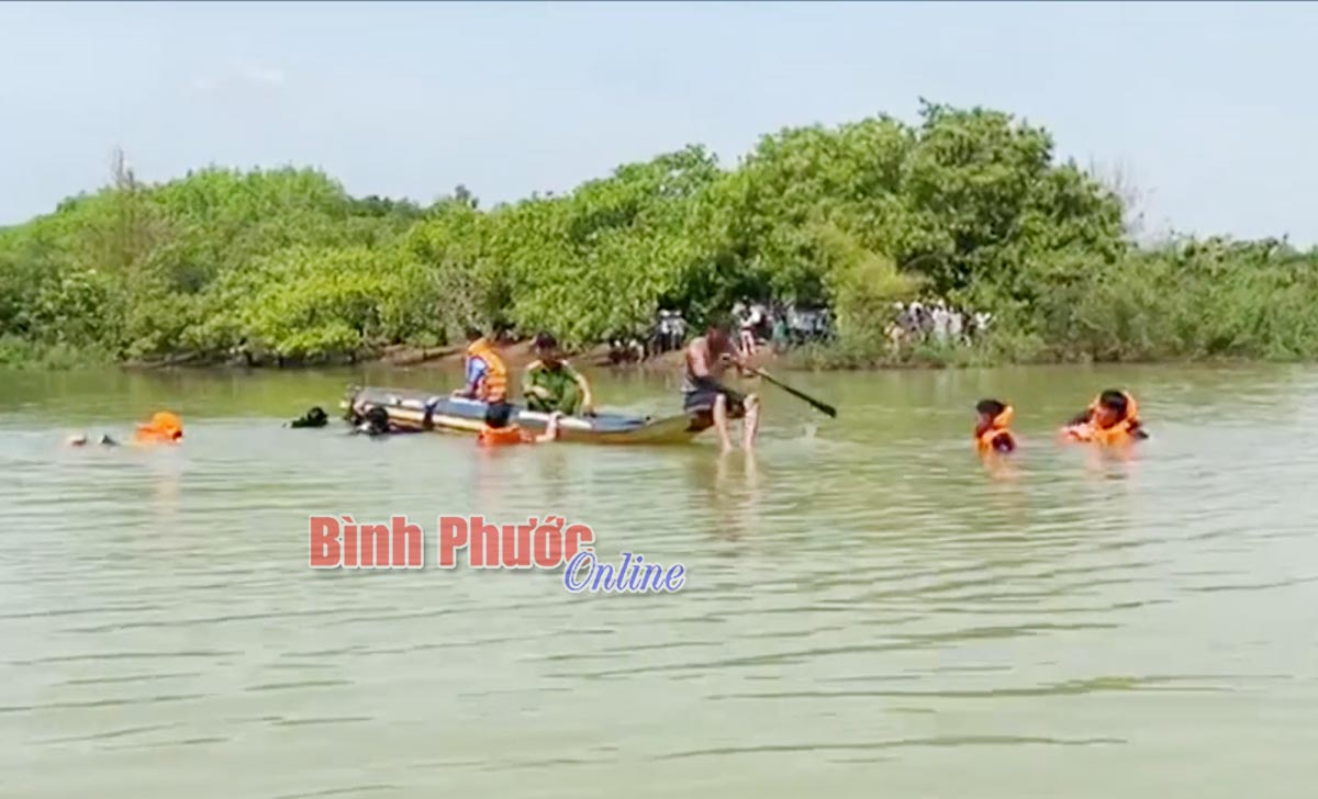 Chèo ghe ra tắm hồ, một thanh niên chết đuối