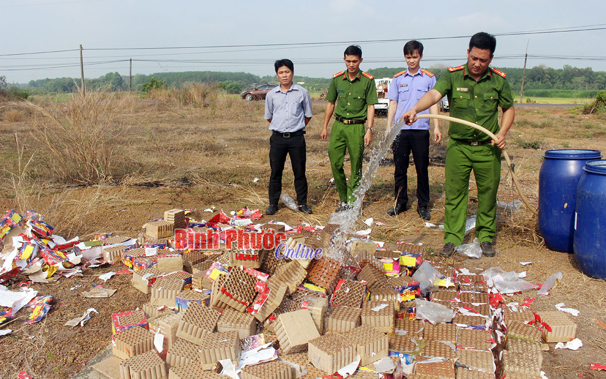 Công an huyện Bù Đốp tiêu hủy 744,69kg pháo lậu