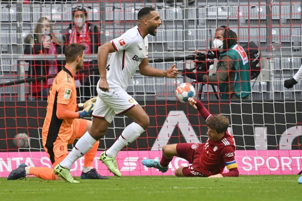 Thomas Mueller đá phản lưới nhà, Bayern chia điểm ngay tại Allianz hình ảnh 2 Thomas Mueller da phan luoi nha, Bayern chia diem ngay tai Allianz hinh anh 2