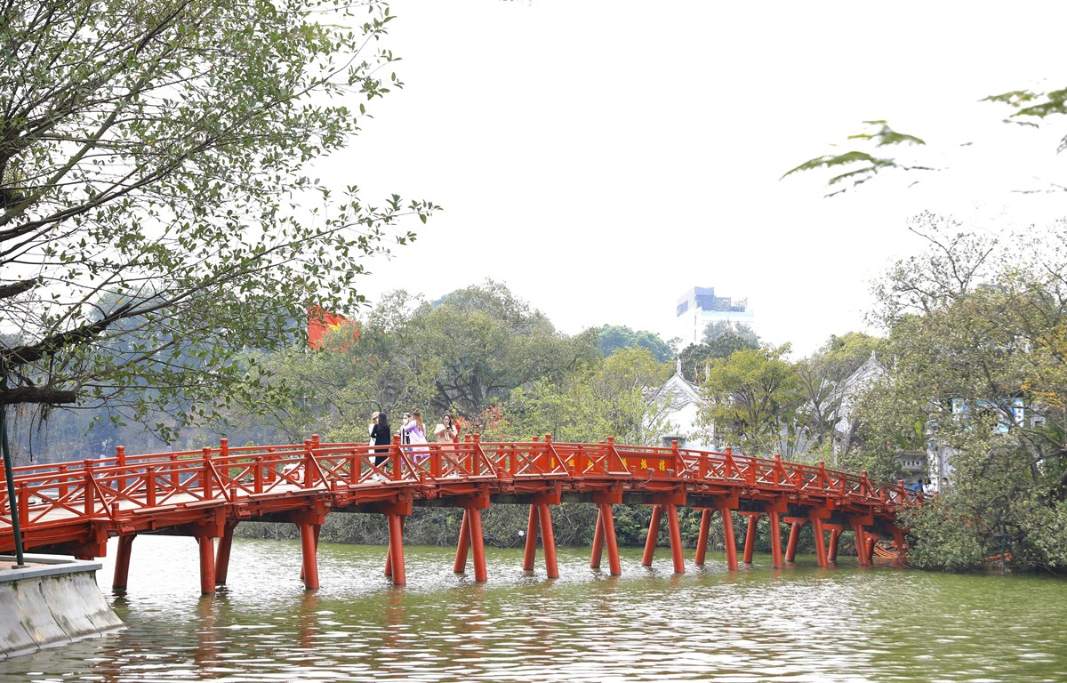 Cầu Thê Húc nối từ Hồ Hoàn Kiếm ra đền Ngọc Sơn. (Ảnh: Hoàng Hiếu/TTXVN)