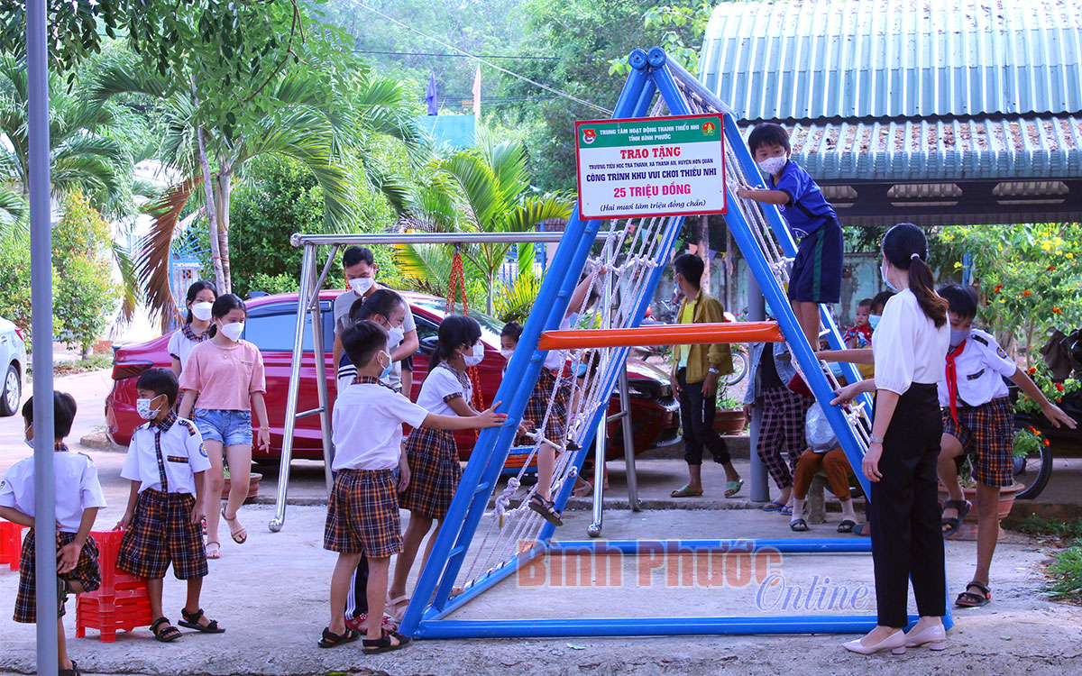 Trẻ em xã Thanh An đón nhận thêm sân chơi thể thao