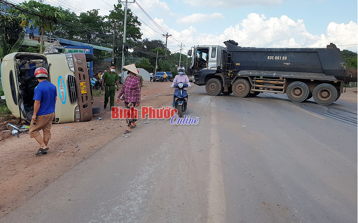 Xe khách lật sau va chạm xe ben, hàng chục hành khách bị thương