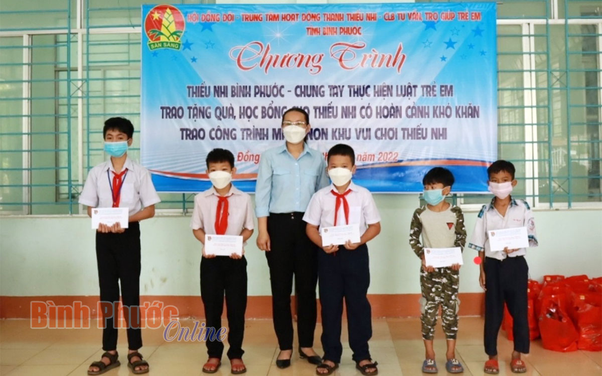 Đồng Phú: 15 học sinh tiêu biểu được trao học bổng Vừ A Dính