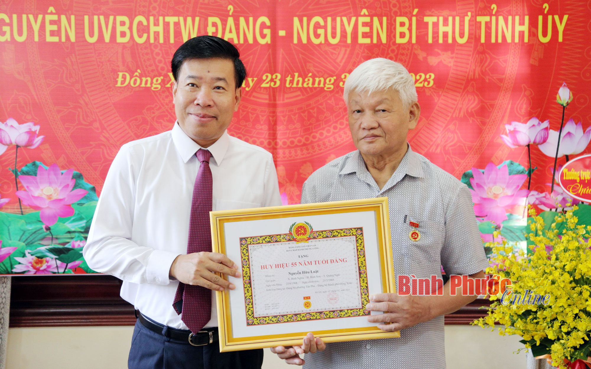 Nguyên Bí thư Tỉnh ủy Bình Phước Nguyễn Hữu Luật đón nhận Huy hiệu 55 năm tuổi Đảng