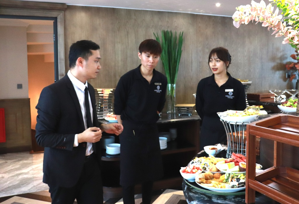 Nhân viên trên du thuyền 5 sao Ambassador Day Cruise II được tập huấn, đào tạo trực tiếp. 