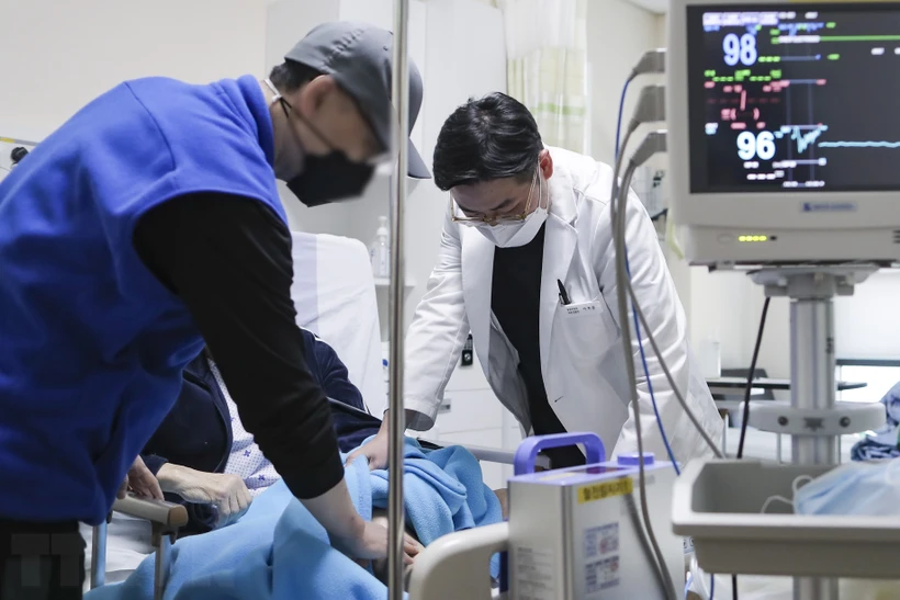 Nhân viên y tế điều trị cho bệnh nhân tại một bệnh viện ở Seongnam, Hàn Quốc. (Ảnh: Yonhap/TTXVN)