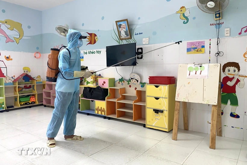 Lực lượng chức năng phun thuốc tiêu độc khử trùng tại các trường mầm non, mẫu giáo. (Ảnh: Tường Quân/TTXVN)