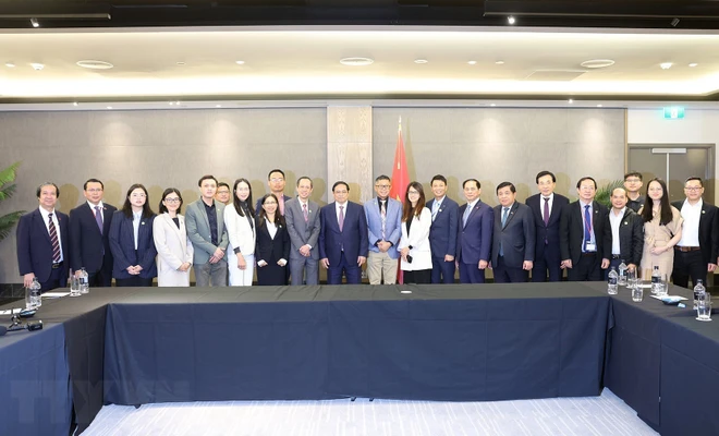 Thủ tướng Phạm Minh Chính với đại các thành viên Nhóm Khoa học công nghệ người Việt Nam tại New Zealand. (Ảnh: Dương Giang/TTXVN) ttxvn-chinh2.jpg