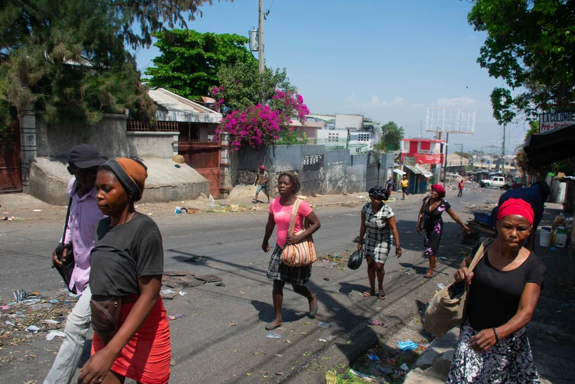 Người dân chạy trốn khỏi khu vực xảy ra đụng độ ở Port-au-Prince, Haiti ngày 20/3/2024. (Ảnh: AFP/TTXVN)