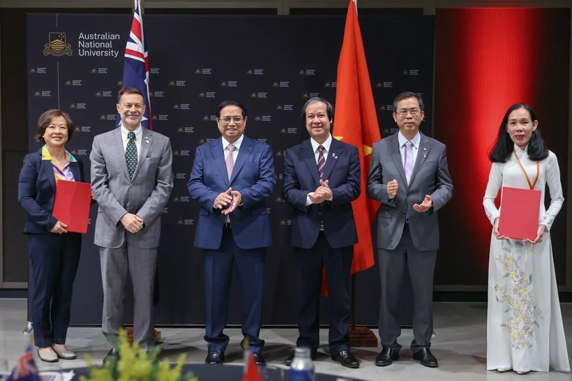 Thủ tướng Phạm Minh Chính chứng kiến trao văn kiện hợp tác về giáo dục giữa một số trường đại học của Việt Nam và Đại học Australia. (Ảnh: Dương Giang/TTXVN)