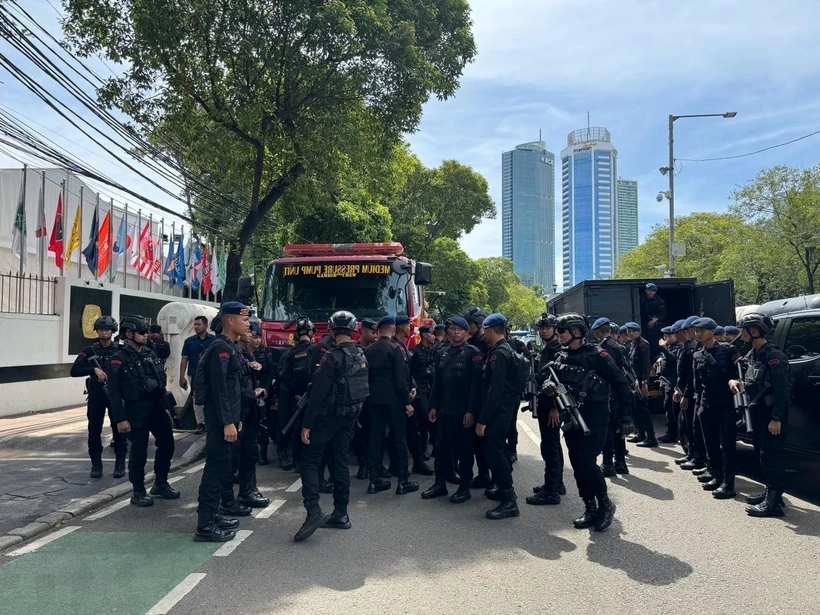 Cảnh sát Jakarta được tăng cường đảm bảo an ninh trước trụ sở KPU. (Ảnh: Đỗ Quyên/TTXVN)