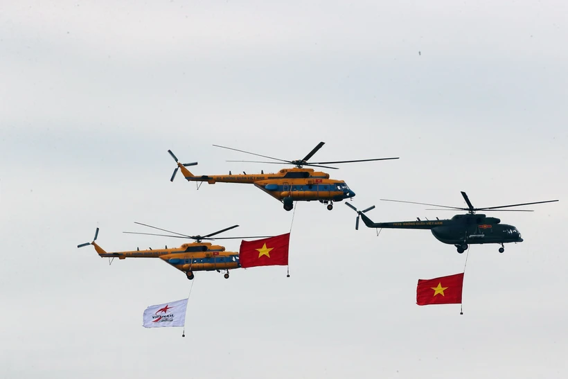 Phi đội máy bay trực thăng luyện tập phục vụ triển lãm Quốc phòng Quốc tế Việt Nam 2022. (Ảnh: Trọng Đức/TTXVN)