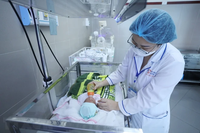 Khám và điều trị cho trẻ sơ sinh. (Ảnh minh họa. Nguồn: TTXVN) ttxvn_tre so sinh.jpg