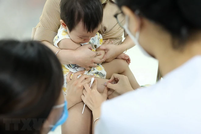 Tiêm vaccine cho trẻ nhỏ. (Nguồn: TTXVN) ttxvn_tiem vaccine.jpg