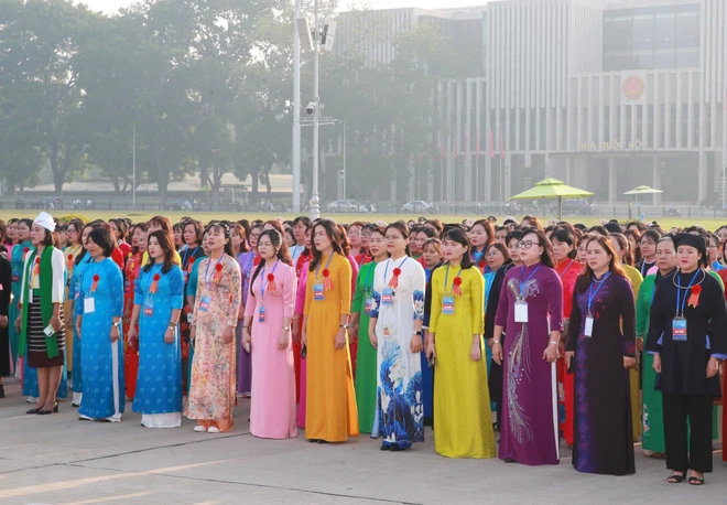 Nhân kỷ niệm 93 năm Ngày thành lập Hội Liên hiệp Phụ nữ Việt Nam, (20/10/1930-20/10/2023) và tham dự Chương trình Biểu dương Chủ tịch Hội Phụ nữ cơ sở giỏi toàn quốc năm 2023, sáng 18/10/2023, các đại biểu thực hiện nghi lễ báo công và vào Lăng viếng Bác. (Ảnh: Phương Hoa/TTXVN) ttxvn_phu_nu.jpg