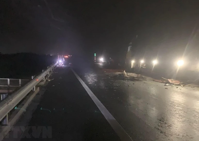 Hiện trường vụ tai nạn trên cao tốc Cam Lộ-La Sơn làm 2 người tử vong. (Ảnh: TTXVN phát)