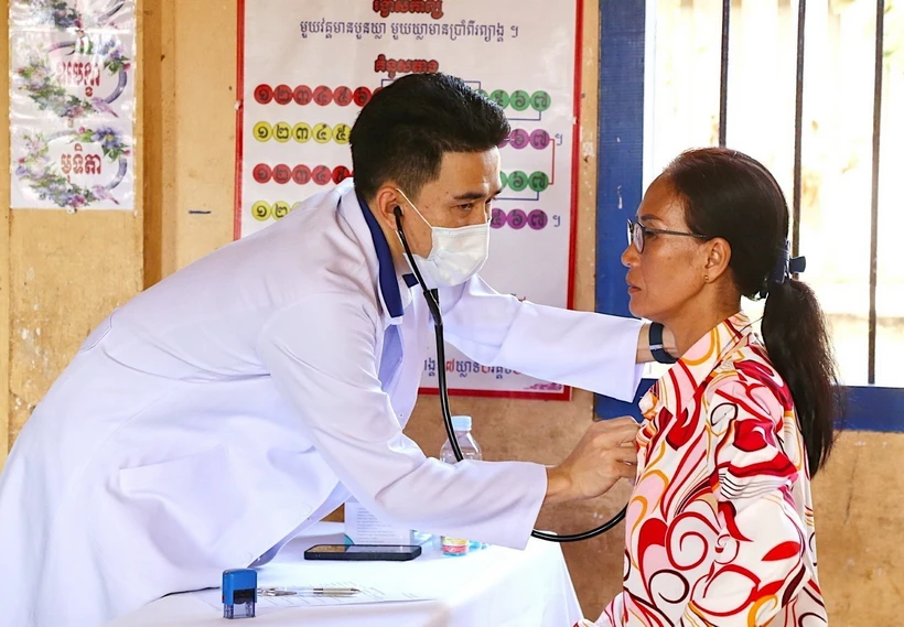 Các y, bác sỹ Bệnh viện Chợ Rẫy-Phnom Penh thăm khám, tư vấn sức khỏe cho người dân tỉnh Kratie, Campuchia. (Ảnh: Quang Anh/TTXVN)