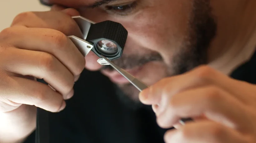 Mohamed Sabeg, người đồng sáng lập Công ty 2DOT4 có trụ sở tại Dubai, kiểm tra một viên kim cương được 