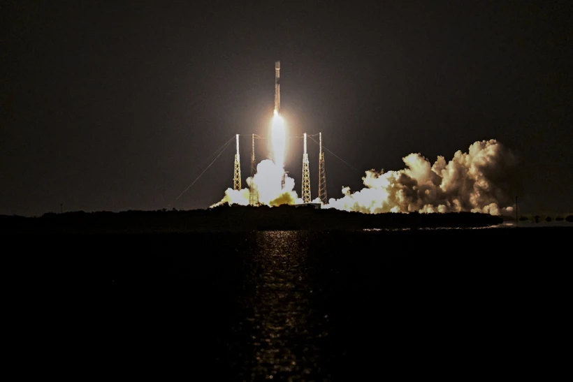 Tên lửa Falcon 9 của SpaceX mang theo vệ tinh Starlink 4-20 rời bệ phóng tại trung tâm vũ trụ ở Mũi Canaveral, bang Florida (Mỹ), ngày 4/9/2022. (Ảnh: AFP/TTXVN)