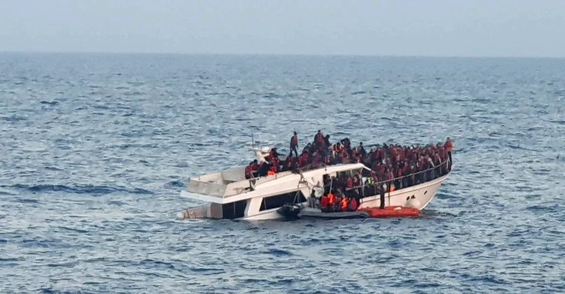 Quân đội Liban giải cứu những người di cư khi tàu của họ gặp sự cố tại khu vực ngoài khơi thành phố Tripoli, ngày 31/12/2022. (Ảnh: AFP/TTXVN)