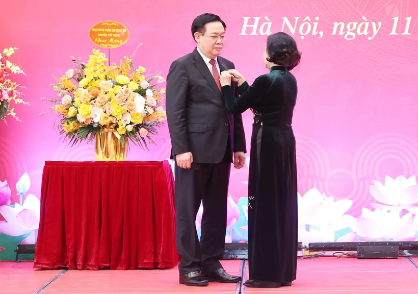 Bà Trương Thị Mai, Ủy viên Bộ Chính trị, Thường trực Ban Bí thư, Trưởng Ban Tổ chức Trung ương trao Huy hiệu 40 năm tuổi Đảng tặng Chủ tịch Quốc hội Vương Đình Huệ. (Ảnh: Nhan Sáng/TTXVN)