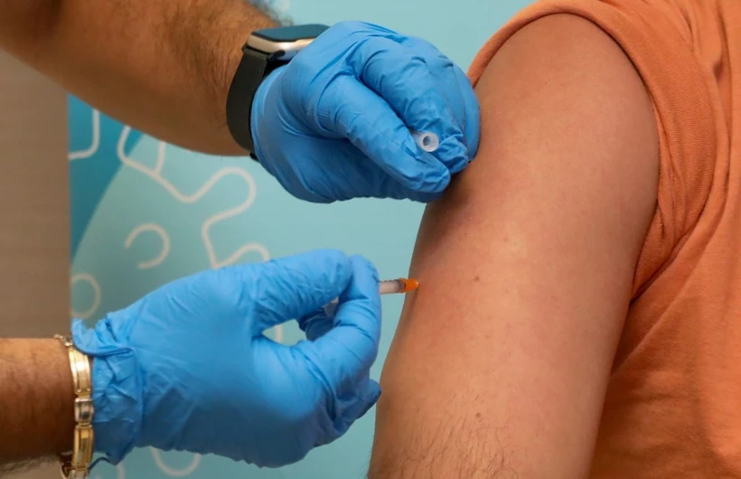 Tiêm vaccine phòng bệnh. (Ảnh: THX/TTXVN)