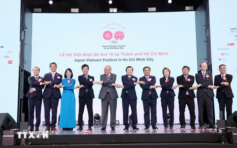 Đại biểu quan khách thực hiện nghi thức 