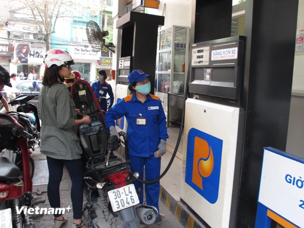Một điểm bán xăng của Petrolimex tại Hà Nội. (Ảnh: Đức Duy/Vietnam+)