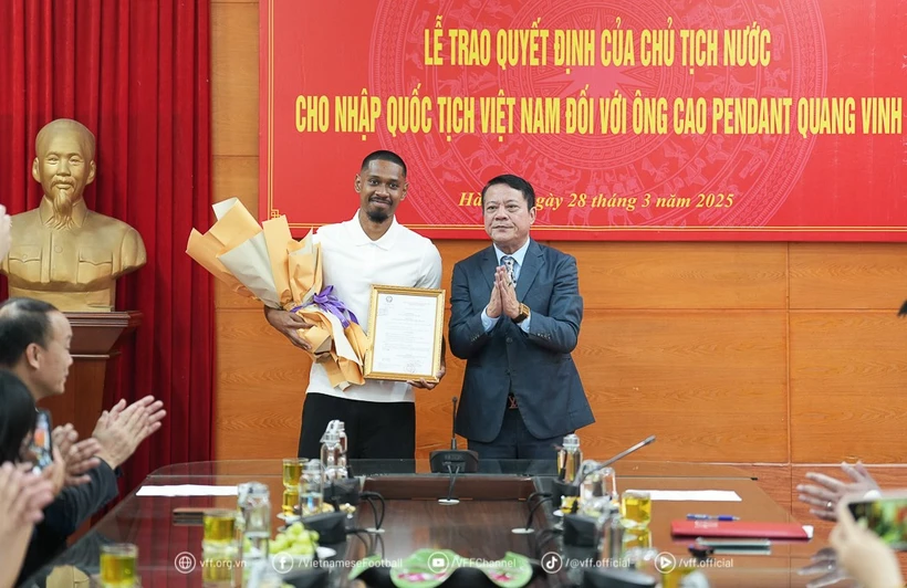 Cầu thủ Cao Pendant Quang Vinh chính thức trở thành công dân Việt Nam