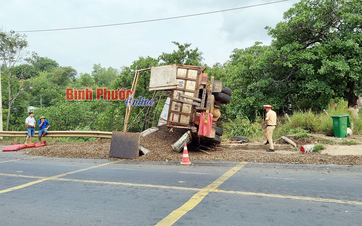 Bị húc vào đuôi, xe chở điều lật ngang bên vực