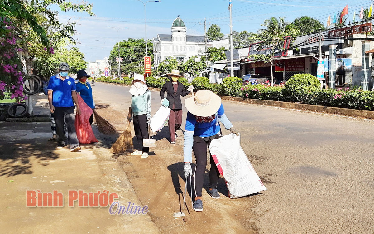 Chung tay nhặt rác làm sạch môi trường