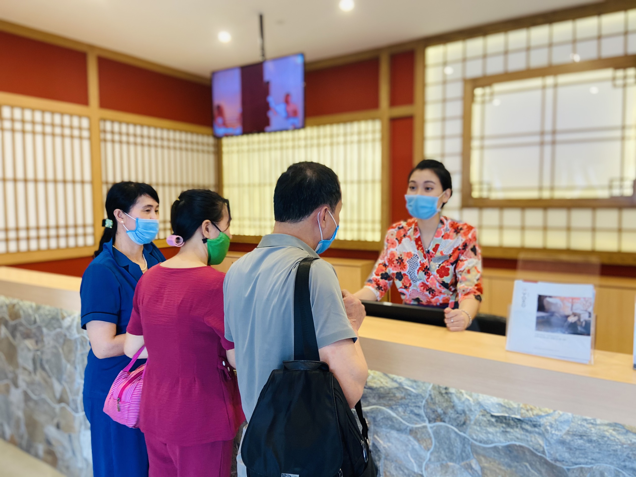 Du khách làm thủ tục check-in tại Khu Khu nghỉ dưỡng suối khoáng nóng Yoko Onsen Quang Hanh