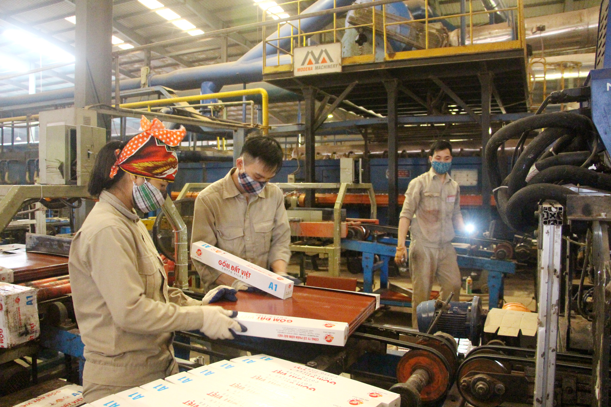 Sản xuất gạch, ngói tại Công ty CP Gốm Đất Việt. Ảnh: Mạnh Trường