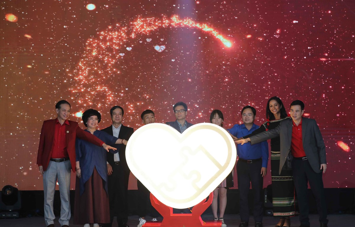 Phó Thủ tướng Vũ Đức Đam cùng các đơn vị tổ chức chương trình, đại diện nhà tài trợ cùng thực hiện nghi lễ phát động chương trình. (Ảnh: Thanh Tùng/TTXVN)