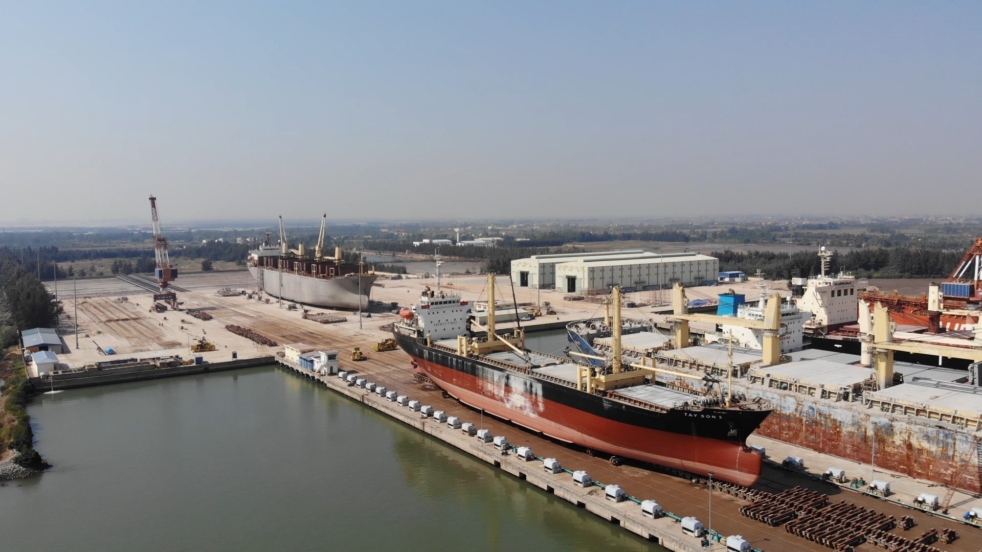 Tàu vào sửa chữa tại