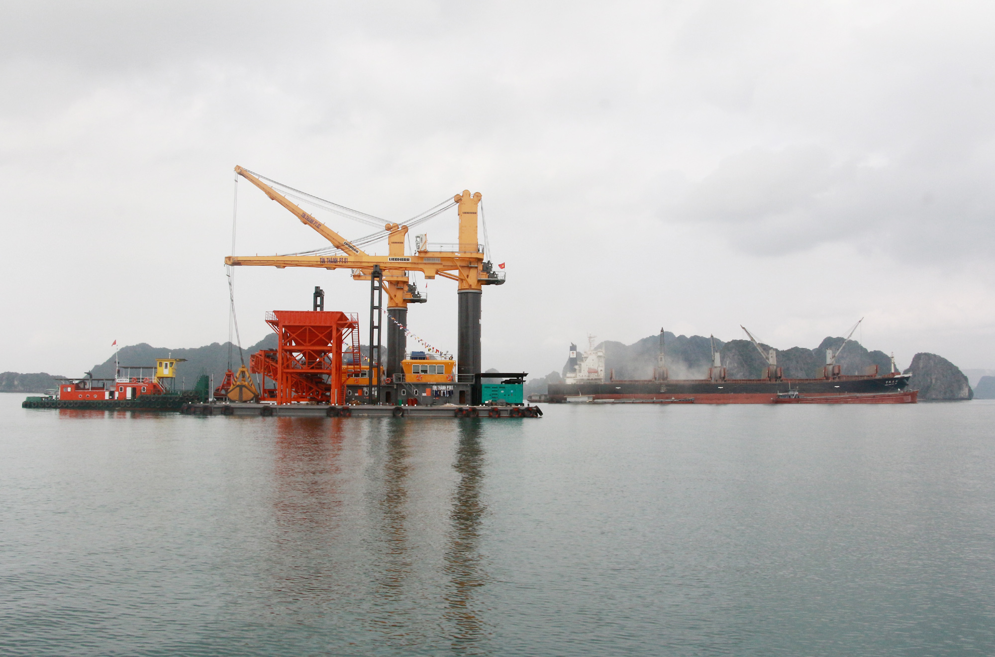 Hoạt động bốc xúc hàng hóa tại khu vực Cảng Con Ong - Hòn Nét (TP Cẩm Phả). Ảnh: Mạnh Trường