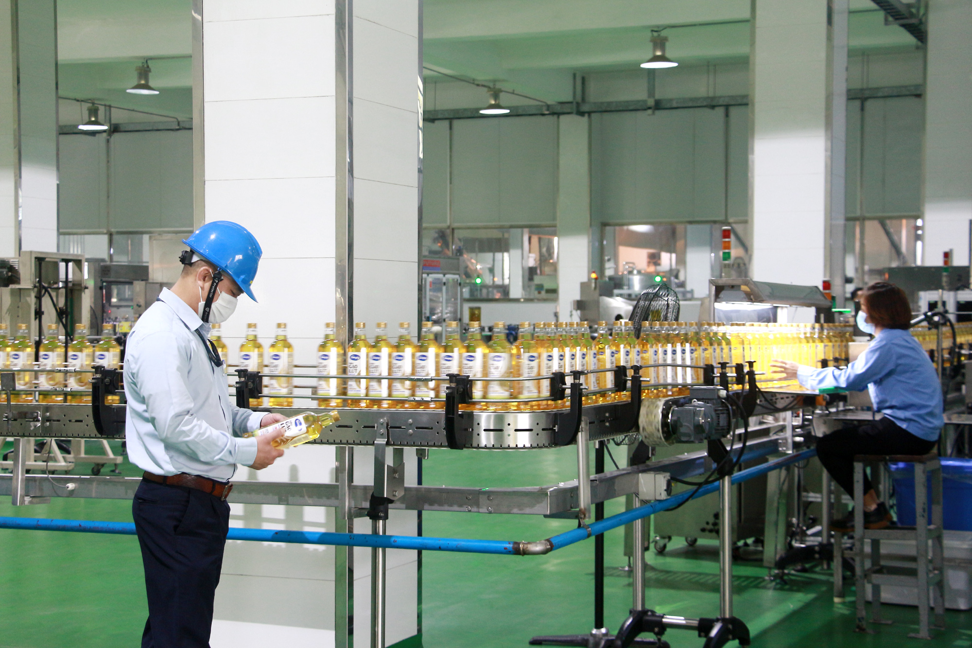 Hoạt động sản xuất dầu ăn tại Công ty TNHH Dầu thực vật Cái Lân (KCN Cái Lân, TP Hạ Long). Ảnh: Mạnh Trường