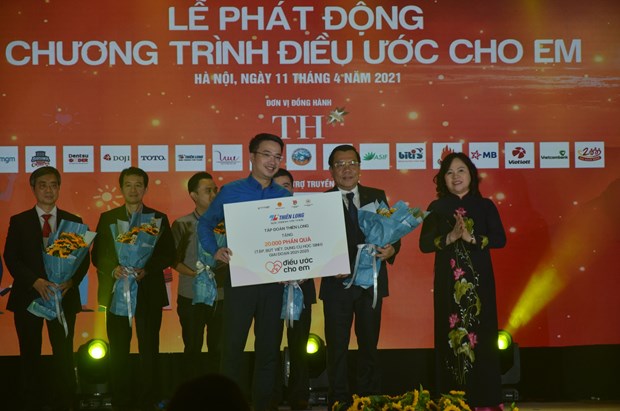 Phat dong chuong trinh “Dieu uoc cho em” vi hoc sinh vung kho hinh anh 3