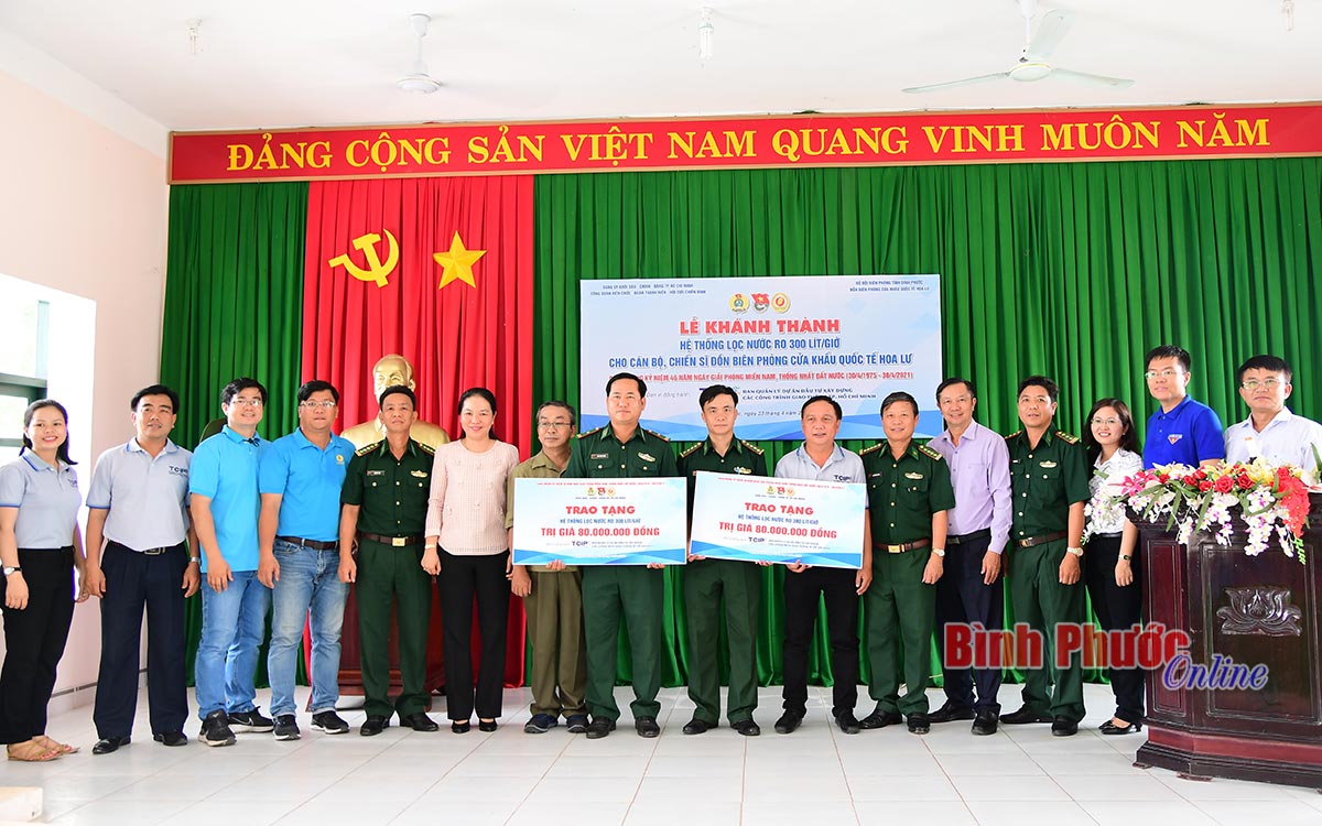 Tặng hệ thống lọc nước cho Đồn biên phòng Cửa khẩu quốc tế Hoa Lư