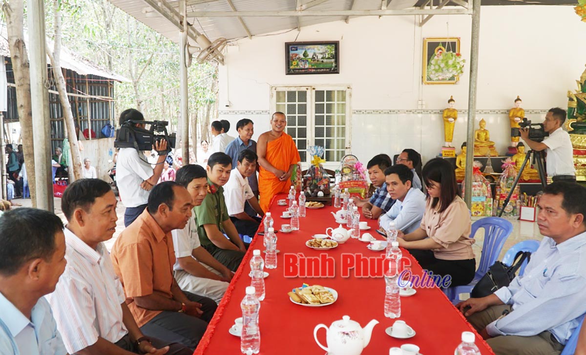 Ban dân tộc tỉnh thăm, tặng quà đồng bào Khmer nhân Tết cổ truyền