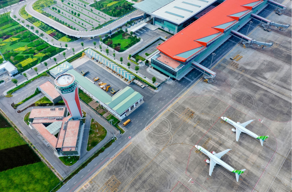 Cảng hàng không quốc tế Vân Đồn mở ra cánh cửa bầu trời, góp phần thúc đẩy du lịch phát triển. 