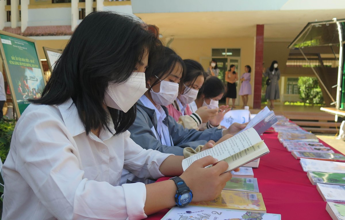 Học sinh trường Phổ thông dân tộc nội trú tỉnh Kon Tum tham dự Ngày sách và Văn hóa đọc Việt Nam tỉnh Kon Tum. (Ảnh: Dư Toán/TTXVN)