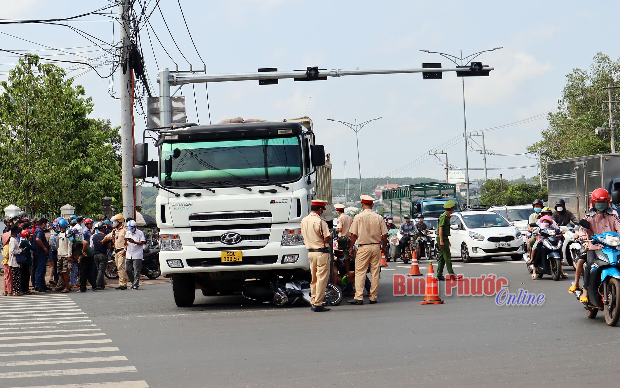 Bình Phước: Xe ben cuốn xe máy vào gầm khiến 1 người tử vong tại chỗ