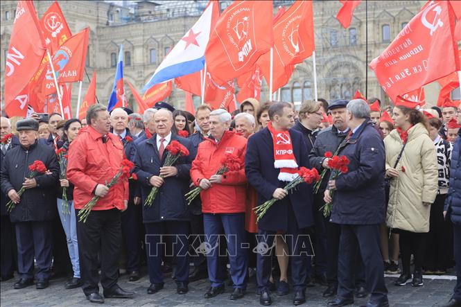 Dâng hoa tưởng nhớ Lãnh tụ Vladimir Ilich Lenin tại Nga