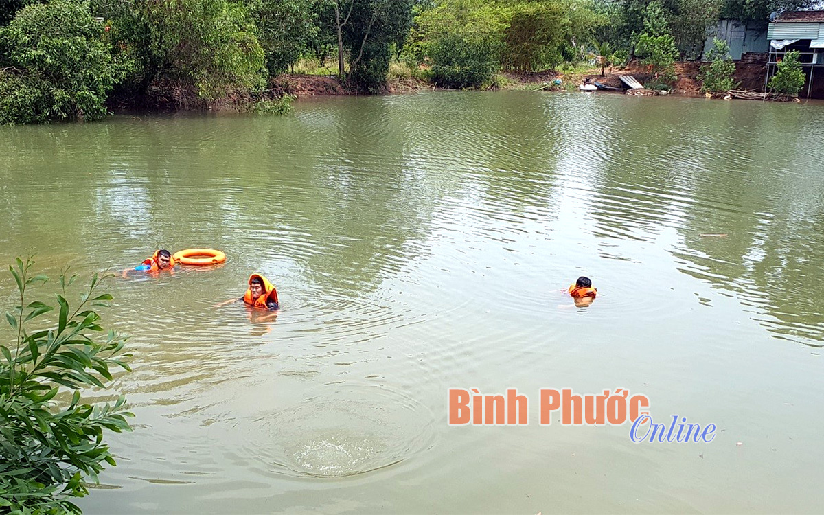 Đang nhậu bất ngờ nhảy xuống hồ bơi, người đàn ông đuối nước tử vong